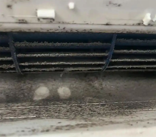 门源空调吹的风有股烧焦味是怎么回事